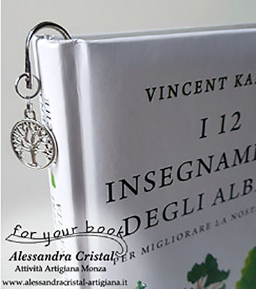segnalibro in metallo inserito in un libro