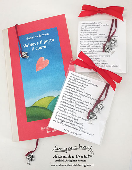 regalo alunni per fine scuola confezionato, segnalibro cordino con ciondoli viaggio