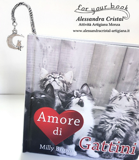 segnalibro gatto inserito in un libro