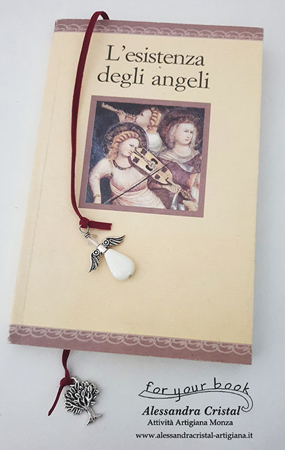 cordino segnalibro come si usa, inserito in un libro, con ciondolo angelo e albero