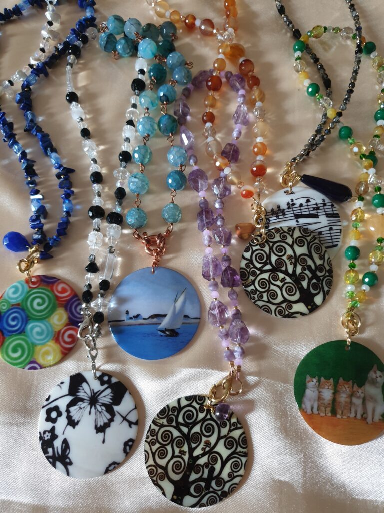 Collane artigianali colorate con cristalli
