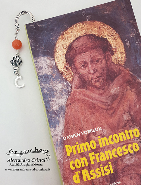 come si usa il segnalibro in metallo inserito nel libro religioso san francesco