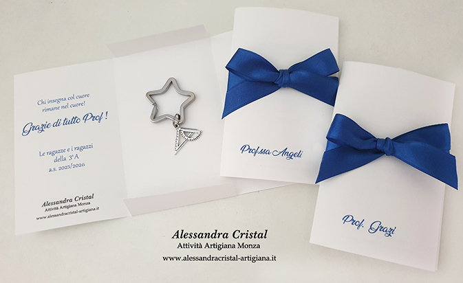 confezione regalo per maestre insegnati, portachiavi con ciondolo materia, tutto personalizzato
